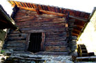 Traditionelle Walliser Häuser sind aus urchigem Holz gebaut und haben oft auch einen Speicher oder eine Mühle integriert