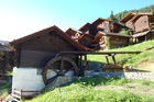 Urchige Walliser Mühlen an den steilen Berghängen des Val d'Anniviers zeugen von der traditionellen Lebensweise in denSchweizer Alpen