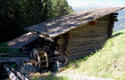 Urchige Walliser Mühlen an den steilen Berghängen des Val d'Anniviers zeugen von der traditionellen Lebensweise in denSchweizer Alpen