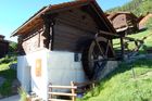 Urchige Walliser Mühlen an den steilen Berghängen des Val d'Anniviers zeugen von der traditionellen Lebensweise der Bervölker in den Schweizer Alpen