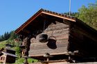 Die vielen urchigen Wallser Holz-Speicher prägen das Landschaftsbild im Val d'Anniviers und verleihen den Touristen-Orten einen Hauch von nostalgischem Flair