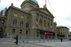 Switzerland/Bern: Abgesperrter Bundeshaupsplatz am 13.12.07 dem Tag der historischen Bundesratswahl und  mit der Abwahl von Bundesrat Christoph Blocher durch das Parlament.

Switzerland/Bern: The federal governemtn building is secured by a fence and police forces
on the historic day of the Bundesrats-elections 13.12.2007. 
