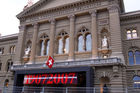 
Switzerland/Bern: Abgesperrter Bundeshaupsplatz am 13.12.07 dem Tag der historischen Bundesratswahl und  mit der Abwahl von Bundesrat Christoph Blocher durch das Parlament.

Switzerland/Bern: The federal governemtn building is secured by a fence and police forces
on the historic day of the Bundesrats-elections 13.12.2007. 
