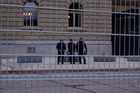 Bern Bundeshaus am Tag der Bundeswahl (13.12.07) abgesperrt mit Polizeikräften als Schutzfür die Parlamentarierer. Bern, federal government building „Bundeshaus“ secured by fences and police forces.