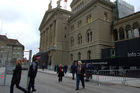 Bern Bundeshaus am Tag der Bundeswahl (13.12.07) abgesperrt mit Polizeikräften als Schutz für die Parlamentarierer. Hier die Eingangskontrolle

Bern, federal government building „Bundeshaus“ secured by fences and police forces.
Entrance for the parlamentarians and visitors
