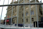 Bern Bundeshaus am Tag der Bundeswahl (13.12.07) abgesperrt mit Polizeikräften als Schutz für die Parlamentarierer. Hier die Eingangskontrolle

Bern, federal government building „Bundeshaus“ secured by fences and police forces.
Entrance for the parlamentarians and visitors
