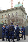 Bern Bundeshaus am Tag der Bundeswahl (13.12.07) abgesperrt mit Polizeikräften als Schutz für die Parlamentarierer. Hier die Eingangskontrolle

Bern, federal government building „Bundeshaus“ secured by fences and police forces.
Entrance for the parlamentarians and visitors
