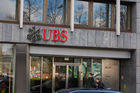 Der Eingang der UBS Deutschland AG in Hamburg an der Alster. Die Schweizer Grossbank und eines der weltweit grössten Finanzinstitute verlor 2007 durch das Subprime-Debakel und die Hypothekarkrise in den USA über 21 Mia. Franken. 