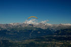 Gleitschirm-Tandem-Flug von Vercorin aus durchs Unterwallis mit Blick auf die Viertausender und das Unterwallis; Paragliding in the Valley of Valais from Vercorin with a beautifull view over the mountains in the swiss alps