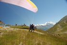 Gleitschirm-Tandem-Flug von Vercorin aus durchs Unterwallis mit Blick auf die Viertausender und das Unterwallis; Paragliding in the Valley of Valais from Vercorin with a beautifull view over the mountains in the swiss alps