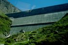 Das 285 Meter hohe, 700 meter lange und am Sockel 200 Meter dicke Bollwerk Grande Dixencen in den Alpen wird von 35 Gletschern gespiesen und versorgt rund 400'000 Haushalte ein Jahr lang. 35 glaciers are delivering the melting water to the Lake Grande Dixence. The electricity that can be produced with the water power 
is suppling 400’000 houses per year with green electricity
