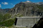 Das Schmelzwasser von 35 Gletschern wird in der weltweit grössten Gewichtsstaumauer Grande Dixence im Wallis gespeichert und zu Strom für 400'000 Haushalte pro Jahr verarbeitet. Die 285 Meter hohe und an der Krone 700 Meter lange sowie am Sockel 200 Meter breite Staumauer vermag dem Druck von 400 Mio. m3 zu wiederstehen. Das Bauwerkist 15 Mio. Tonnen schwer, 6 Mio. Tonnen Beton wurden für den Bau verwendet. The melting water of 35 glaciers are brought and pumped to the Lake Dixence, where the world biggest wall is producing electricity  for 400’000 houses throughout the year. The wall is 285 meters high, on top 700 Meters wide and on the bottom 200 Meters thick. The wall can resist the presure of 400 Mio. m3 Water and is made out of 6 Mio. tonsof beton and the total weight of the wall is 15 Mio. tons. 