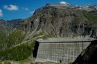 Das Schmelzwasser von 35 Gletschern wird in der weltweit grössten Gewichtsstaumauer Grande Dixence im Wallis gespeichert und zu Strom für 400'000 Haushalte pro Jahr verarbeitet. Die 285 Meter hohe und an der Krone 700 Meter lange sowie am Sockel 200 Meter breite Staumauer vermag dem Druck von 400 Mio. m3 zu wiederstehen. Das Bauwerk
ist 15 Mio. Tonnen schwer, 6 Mio. Tonnen Beton wurden für den Bau verwendet. 

The melting water of 35 glaciers are brought and pumped to the Lake Dixence, where the 
world biggest wall is producing electricity  for 400’000 houses throughout the year. The 
wall is 285 meters high, on top 700 Meters wide and on the bottom 200 Meters thick. 
The wall can resist the presure of 400 Mio. m3 Water and is made out of 6 Mio. tons
of beton and the total weight of the wall is 15 Mio. tons. 
