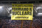 (C)Francesco Alesi / Greenpeace Greenpeace hat beim italienischen Cup-Finale zwischen Inter Mailand und Palermo im römischen Olympia-Stadion ein Transparent vom Dach der Tribüne entrollt. Die Umweltschützer forderten mit dem Slogan 