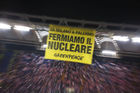 (C)Francesco Alesi / Greenpeace Greenpeace hat beim italienischen Cup-Finale zwischen Inter Mailand und Palermo im römischen Olympia-Stadion ein Transparent vom Dach der Tribüne entrollt. Die Umweltschützer forderten mit dem Slogan 