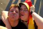 Sich umamrmende und küssende Fussballfans auf der Mittleren Rheinbrücke beim Basler Rheinufer. Freude herrscht bei den Deutschen. NAch dem Sieg der Deutschen gehen die Emotionen hoch: