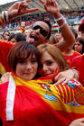 Junge spanische Fussballfans in Hochstimmung in der Fanzone von Zürich. Sie feiern den Sieg ihrer Mannschaft gegen die Schweden und den Einzug ins Viertelfinale an der Euro 2008. Young spanish footballfans celebrating the victory for their football-team in the fanzone of