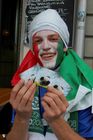 Italian football fan showing fair play football game cards. Dieser italienische Fussball-Fan zeigt die Fair Play Karten