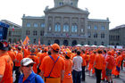 Kein UNIA-Streik, sondern Holländische Fussballfans auf dem Berner Bundesplatz. Impressiv celebration of the dutch-football-fan in Bern