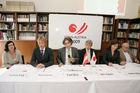(C) fotodienst/Anna Rauchenberger - Wien, 08.07.2008 - Pressekonferenz zur Vorstellung des Japan-Österreich Jahres 2009 im Japanischen Informations- und Kulturzentrum. FOTO v.l.: Mag. Gudrun Engl (Leiterin der Abteilung Markt- und Medienmanagement/Wien Werbung), Mag. Michael Duscher (Director Overseas Markets, Österreich Werbung), Dr. Emil Brix (Leiter der Kuturpolitischen Sektion des BM für europäische und internationale Angelegenheiten), S.E. Akio Tanaka (Japanischer Botschafter in Österreich), Mag. Gudrun Hager (stellvertretende Abteilungsleiterin der Aussenwirtschaft Österreich/Leiterin der Gruppe Märkte), Architekt Professor Gustav Peichl (Peichl&Partner).