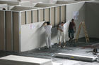 (C) fotodienst/Anna Rauchenberger - Wien, 03.07.2008 -  RIGIPS: Abbau des Fancamp. FOTO: Arbeiter bauen in rasantem Tempo die einst ebenso schnell erbaute Unterkuft für Fußballfans ab. 