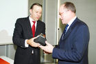 (c) fotodienst/Dan Carabas - Wien 03.07.08 - Shareholder Value Award - FOTO: v.li.: Univ. Doz. Dr. Werner Hoffmann, (Contrast Management Consulting), David Davies (OMV)