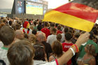 Euro 2008: Hunderte von Deutschen Fans am Zürichsee feuern ihrer Mannschaft im Finale an. Hundrets of german fans celebrating their footballteam at lake Zürich