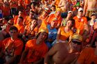 Ein Meer von Oranje-Fans auf der Basler Rheintribune in der Fanzone vor der Niederlage und dem Ausscheiden ihrer Fussballmannschaft an der Eurir 2008. An ocean of Oranje-Football-fans standign and siting on the Rhein-tribune in Basle bevore the game Russia-Holland.