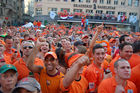 Euro 2008: Ein Meer von Oranje-Fans versammelt sich auf der Basler Marktplatz. Oranje-Revolution auf dem Basler MArktplatz vor der fatalen Niederlage gegen die Russen. An ocean of Oranje-Fans coming together in the Market-place in Basel. Here they lost against the 
russians. 