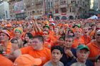 Euro 2008: Ein Meer von Oranje-Fans versammelt sich auf der Basler Marktplatz. Oranje-Revolution auf dem Basler MArktplatz vor der fatalen Niederlage gegen die Russen. An ocean of Oranje-Fans coming together in the Market-place in Basel. Here they lost against the