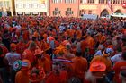 Ein Meer von Oranje-Fans auf der Basler Rheintribune in der Fanzone vor der Niederlage und dem Ausscheiden ihrer Fussballmannschaft an der Euor 2008. An ocean of Oranje-Football-fans standign on in Basels market-place in front of the city council and before the game Russia-Holland.