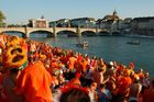 Ein Meer von Oranje-Fans auf der Basler Rheintribune in der Fanzone vor der Niederlage und dem Ausscheiden ihrer Fussballmannschaft an der Euor 2008. An ocean of Oranje-Football-fans standign and siting on the Rhein-tribune in Basle bevore the game Russia-Holland.