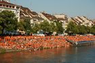 Ein Meer von Oranje-Fans auf der Basler Rheintribune in der Fanzone vor der Niederlage und dem Ausscheiden ihrer Fussballmannschaft an der Euor 2008. An ocean of Oranje-Football-fans standign and siting on the Rhein-tribune in Basle bevore the game Russia-Holland.