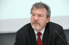 (C) fotodienst/Anna Rauchenberger - Wien, 27.06.2008 -  ISPA Forum 'EU Rechtsrahmen - Sicherheit durch Regulierung?'. Rudolf Strohmeier (EU Kommission), Othmar Karas (Europäisches Parlament) und Sarah Brabender (EuroISPA) präsentieren die Vorschläge für eine Überarbeitung des europäischen Rechtsrahmens für elektronische Kommunikationsnetze und -dienste. FOTO: Rudolf Strohmeier (EU Kommission)