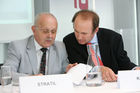 (C) fotodienst/Anna Rauchenberger - Wien, 27.06.2008 -  ISPA Forum 'EU Rechtsrahmen - Sicherheit durch Regulierung?'. Rudolf Strohmeier (EU Kommission), Othmar Karas (Europäisches Parlament) und Sarah Brabender (EuroISPA) präsentieren die Vorschläge für eine Überarbeitung des europäischen Rechtsrahmens für elektronische Kommunikationsnetze und -dienste. FOTO v.l.: Alfred Stratil (Europäischer Rat, BMVIT), Othmar Karas (Abgeordneter des Europäischen Parlaments)