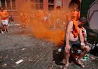 Holländische Fussballfans zünden eine Oranje-Raubombe auf dem BAsler MArktplatz. Dutch Firework from the footballfans coming to Basel for the last Euro 2008 Game. Holländisches Feuerwerk und Oranje-Rauchbombe in Basel auf dem MArktplatz