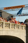 Toleranz + Gastfreundschaft: Die Oranje-Fans springen vor dem Euro 2008 Spiel gegen Russland keck von der Mittleren Brücke in den Rhein hinein und werden nicht für das Vergehen gebüsst. Dutch footballfans jumping from the bridge in Basels fanzone into the Rhein-River