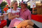 Die beiden bezaubernden Heidi-Bar Wirte und Raclett-Gastronomen in der Zürcher FAnzone.