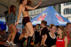 Tänzerinnen heizen die Stimmung der Fussballfans in der FAnmeile am Limmatquai auf.; Female Dancers are performing in front of the footballfans at the Euro 2008 games in the fanzone of Zürich