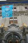 Das zürcher Rathaus steht unter der Hoherrschaft der Uefa, wie die Flagge über dem Eingangsportal des historischen Gebäudes zeigt. The City Council of Zürich is under UEFA-Dictatorship during the euro 2008 football games. 