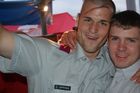 Schweizer Soldaten entpuppen sich als Deutsche Fussballfans und schminken ihr Gesicht mit den Nationalfarben Deutschlands. Swiss soldiers show their enthusiasm for the german football team