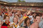 Nach dem Ausgleich der deutschen Fussballmannschaft im Spiel gegen die Türkei jubeln die Deutschen Fussballfans in der Fanzone von Zürich wieder voller Freude. After the victory of the german footballteam against the turkish footballers the german fans are celebrating the victory of their team