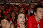 Uefa-Sportereignis; Euro 2008: Türkische Fussballfan-Frau betet für den Sieg ihrer MAnnschaft in der Fanarena von Zürich. Turkish footballfan-women is praying for the victory of the turkish football-team against the Germans