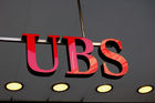 Logo beim eingang der UBS Bank HQ Hauptsitz, Paradeplatz, Zürich, Finanzbranche, Börse, Spekulation, Geldanlage, Reichtum, Verlust, Crash, Wertpapiergeschäft, Hypothekarzinse, Transaktionen.Switzerland, Zürich, Paradeplatz UBS Bank HQ, Logo, entrance, financial district & luxury shopping mile, stock exchance, crash, money, transactions, gold, bonds, rich, poor,