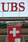 UBS-Hauptsitz mit Schweizer Fahne. Wie lange noch? For how long the UBS will be sailing under the Swiss flag?