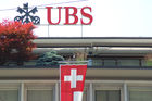 UBS-Hauptsitz mit Schweizer Fahne. Wie lange noch? For how long the UBS will be sailing under the Swiss flag?