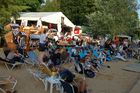 Die Strandbar in der Fanzone am Zürichseeufer ist gut besucht und das lockere mediterrane Ambiente macht den Gästen und fussballfans Spass