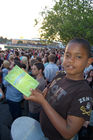 Uefa-Sportereignis, Euro 2008: Schwarzer junger Knabe mit Fussballbuch in der Fanzone von Zürich am See beim Spiel Türkei gegen Kroatien