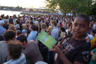 Euro 2008: Schwarzer junger Knabe mit Fussballbuch in der Fanzone von Zürich am See beim Spiel Türkei gegen Kroatien