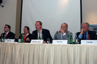 Luiz Eduardo Goncalves (Botschaftssekretär u. Leiter der Wirtschaftsabteilung
der Brasilianischen Botschaft); Parl. Staatssekretärin Ursula Heinen (BMELV); Thomas Deichmann (freier Journalist und ist Chefredakteur von NOVO); Michael Kauch (MdB u. umweltpolitischer Sprecher der FDP-Fraktion) und Helmut Lamp (Vorstandsvorsitzender des Bundesverbandes Bioenergie) auf der Podiumsdiskussion 